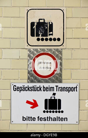 Segno, lettering "Gepaeckstueck beim trasporti bitte festhalten', tedesco per "Si prega di rimanere in linea per i bagagli quando viene messa sul Foto Stock