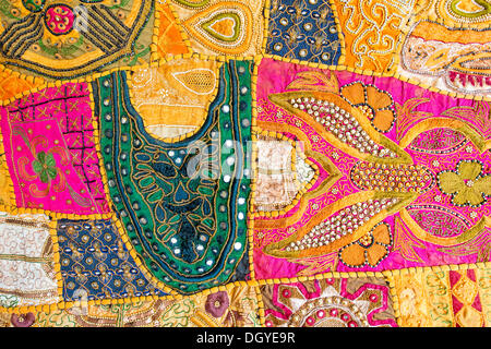 Parete tradizionale appeso Rajasthan, multicolore, con minuscoli specchi, vista dettagliata, Rajasthan, India, Asia Foto Stock