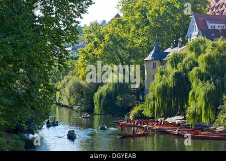 Un pedalò, barca a remi e un attracco per sterline sul fiume Neckar, torre Hoelderlinturm sul retro, Neckarfront Foto Stock