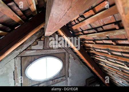 Una finestra ovale, travi in legno, soffitta, tetto in legno di un vecchio edificio, Stoccarda, Baden-Wuerttemberg Foto Stock
