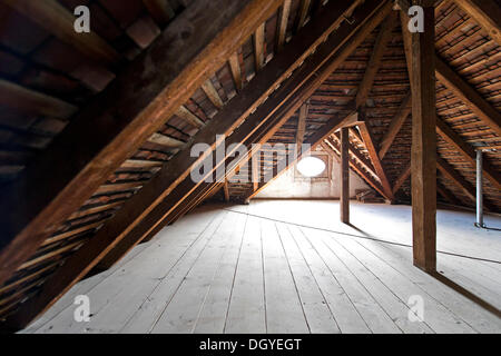 Travi in legno, soffitta, tetto in legno di un vecchio edificio, Stoccarda, Baden-Wuerttemberg Foto Stock