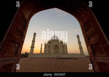 Taj Mahal o il Taj Mahal mausoleo attraverso l'entrata della moschea, un sito Patrimonio Mondiale dell'UNESCO, SunsetTaj Mahal, Foto Stock