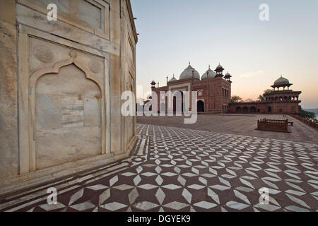 La moschea, Taj Mahal, Mausoleo, Sito Patrimonio Mondiale dell'UNESCO, Agra, Uttar Pradesh, India Foto Stock