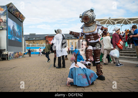 LONDON, Regno Unito - 26 ottobre: Cosplayers vestito come Big Daddy e Little Sister dal Bioshock gioco di Star Wars per il Comicon Foto Stock