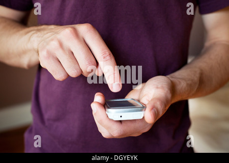 Uomo con lo smartphone Foto Stock