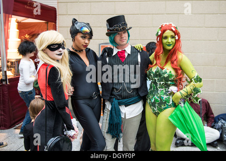 LONDON, Regno Unito - 26 ottobre: Cosplayers vestito come un Harley Quinn, Catwoman e Poison Ivy da Batman per il Comicon Foto Stock