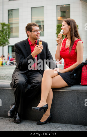 Insieme sul gelato - young business persone aventi una grande volta in strada Foto Stock