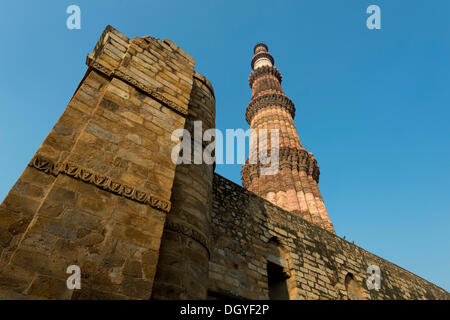 Qutb Minar, Qutb complessa, Sito Patrimonio Mondiale dell'UNESCO, Mehrauli parco archeologico, New Delhi, Delhi, India Foto Stock