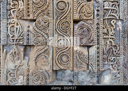 Dettaglio, rilievi, ornamenti e iscrizioni calligrafico, sura, Qutub Minar, Qutub complessa, Patrimonio Mondiale dell UNESCO Foto Stock