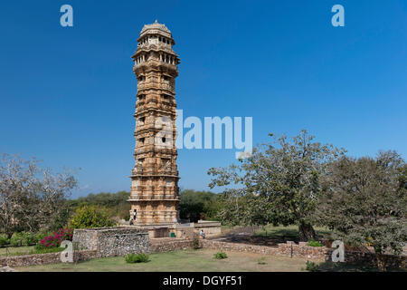 Vijaya Stambha, una vittoria a torre costruito durante il regno di Rana Kumbha con figure a rilievo dalla mitologia indù, Chittorgarh Fort Foto Stock