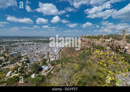 Mura fortificate, Chittorgarh Fort degli Indù Rajput capi con un tempio complesso e Vijaya Stambha, una vittoria a torre costruito Foto Stock