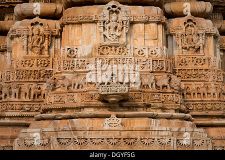 Sculture decorative sulla base di Kirti Stambha, la vittoria torre del Jains, costruito in onore del primo Jain Foto Stock