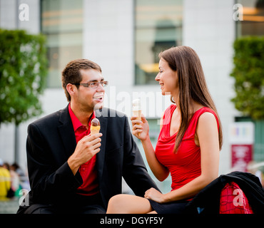 Insieme sul gelato - young business persone aventi una grande volta in strada Foto Stock