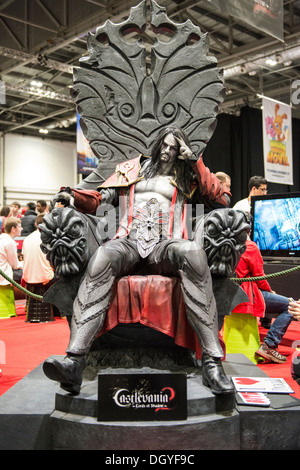 LONDON, Regno Unito - 26 ottobre: Castelvania la statua di Dracula all'interno del padiglione espositivo presso il centro Excel di Comicon. Foto Stock