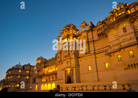 Città illuminata Palazzo del Maharana di Udaipur, Udaipur, Rajasthan, India Foto Stock