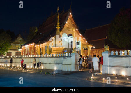 Luna piena Festival presso Wat Sene tempio Wat Sensoukharam, Luang Prabang, Laos, Indocina, Asia Foto Stock