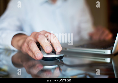 Uomo d affari con computer Foto Stock