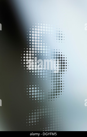 Sezione segno costituito da punti contenente il codice binario, che si riflette sulla superficie astratta Foto Stock