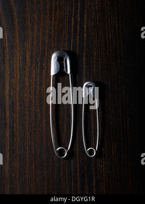 Due diverse dimensioni dei perni di sicurezza, fianco a fianco Foto Stock