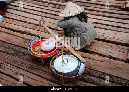 Zuppa fornitore su una passerella, Mekong, Laos, sud-est asiatico Foto Stock