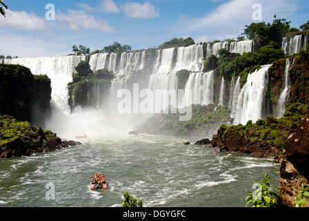 Cascate di Iguassù, argini sul lato Argentino, Iguazu River, Argentina, Sud America Foto Stock