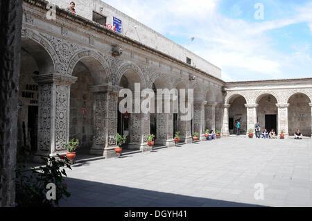 Portici, cortile, la compania monastero, arequipa, inca insediamento, quechua insediamento, Perù, Sud America, America latina Foto Stock