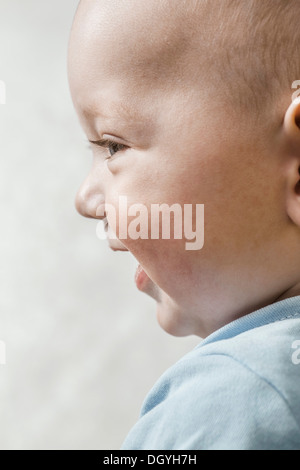 Un happy baby boy, close-up Foto Stock