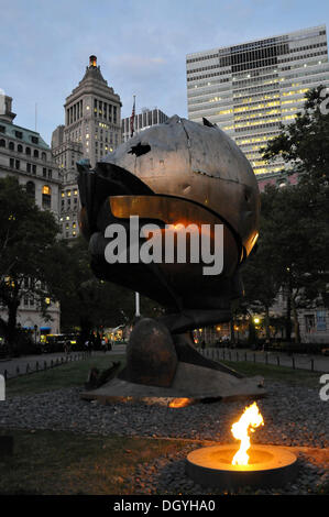 Sera shot, wtc memorial, la sfera, Battery Park, il quartiere finanziario di New York City, America del Nord, Stati Uniti d'America Foto Stock