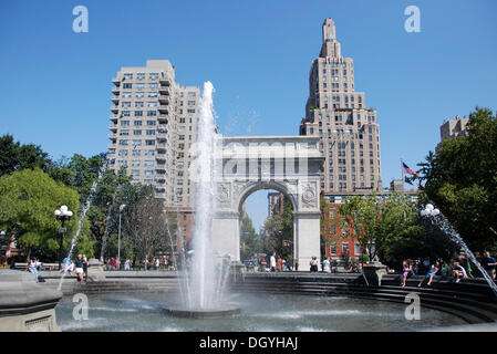 Fontana e un arco trionfale, Washington Square Park, Greenwich village, new york New York, USA, America del nord Foto Stock