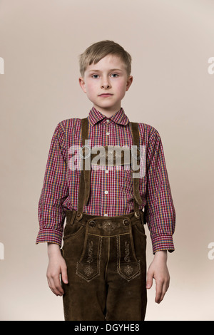 Un ragazzo serio indossando lederhosen Foto Stock