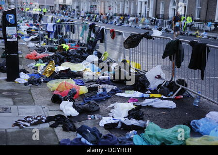 Dublino, Irlanda. Il 28 ottobre 2013. I concorrenti hanno lasciato i loro ponticelli e tuta battuta al lato della strada. 14.500 corridori iniziato nella XXXIV incarnazione della Maratona di Dublino, nonostante le previsioni di forte vento e pioggia. La maratona ha visto un nuovo record di presenze con oltre 10,00 irlandese e 4.000 corridori stranieri. Credito: Michael Debets/Alamy Live News Foto Stock