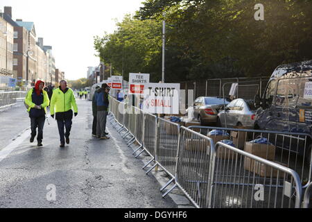 Dublino, Irlanda. Il 28 ottobre 2013. L'area finishing è impostato con bancarelle per la T-shirt per tutti i concorrenti. 14.500 corridori iniziato nella XXXIV incarnazione della Maratona di Dublino, nonostante le previsioni di forte vento e pioggia. La maratona ha visto un nuovo record di presenze con oltre 10,00 irlandese e 4.000 corridori stranieri. Credito: Michael Debets/Alamy Live News Foto Stock