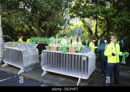 Dublino, Irlanda. Il 28 ottobre 2013. La medaglia di partecipazione sono resi pronti nella zona di finitura. 14.500 corridori iniziato nella XXXIV incarnazione della Maratona di Dublino, nonostante le previsioni di forte vento e pioggia. La maratona ha visto un nuovo record di presenze con oltre 10,00 irlandese e 4.000 corridori stranieri. Credito: Michael Debets/Alamy Live News Foto Stock