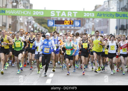 Dublino, Irlanda. Il 28 ottobre 2013. Gli atleti attraversare la linea di partenza del 2013 Airtricity Dublin Marathon.Il primo corridori attraversare la linea di partenza del 2013 Airtricity maratona di Dublino. Nella foto qui sono alcuni dei favoriti di Gary O'Hanlon (6), Joe Sweeney (7) e guida di Lingua gallese Alun Vaughan (23). 14.500 corridori iniziato nella XXXIV incarnazione della Maratona di Dublino, nonostante le previsioni di forte vento e pioggia. La maratona ha visto un nuovo record di presenze con oltre 10,00 irlandese e 4.000 corridori stranieri. Credito: Michael Debets/Alamy Live News Foto Stock