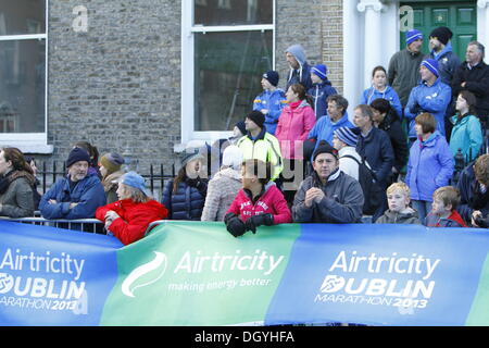 Dublino, Irlanda. Il 28 ottobre 2013. Spettatori guarda i corridori alla partenza della maratona. 14.500 corridori iniziato nella XXXIV incarnazione della Maratona di Dublino, nonostante le previsioni di forte vento e pioggia. La maratona ha visto un nuovo record di presenze con oltre 10,00 irlandese e 4.000 corridori stranieri. Credito: Michael Debets/Alamy Live News Foto Stock