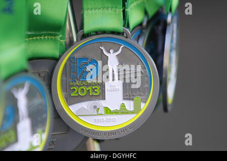 Dublino, Irlanda. Il 28 ottobre 2013. Close-up della medaglia di partecipazione del 34th Airtricity maratona di Dublino. 14.500 corridori iniziato nella XXXIV incarnazione della Maratona di Dublino, nonostante le previsioni di forte vento e pioggia. La maratona ha visto un nuovo record di presenze con oltre 10,00 irlandese e 4.000 corridori stranieri. Credito: Michael Debets/Alamy Live News Foto Stock