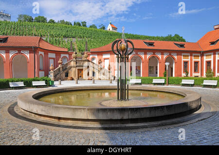 Fontana di fronte all'ingresso del castello, il castello di Troja, Praga, Repubblica ceca, europa Foto Stock