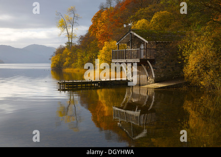 Ullswater Boat House autunno Ullswater Parco Nazionale del Distretto dei Laghi Cumbria Inghilterra England Regno Unito Foto Stock