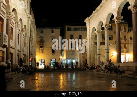 Centro storico, notte, Peristilio, il palazzo di Diocleziano, Split, Croazia, Europa Foto Stock