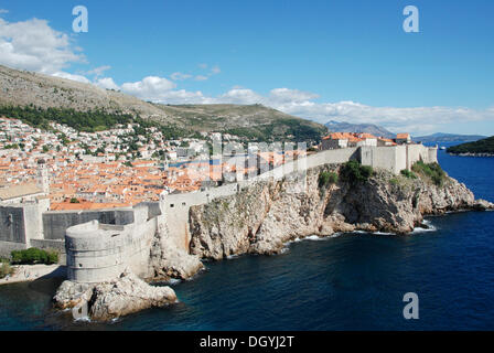 Vista sulla città vecchia e fortezza di parete, fortezza lovrijenac, Dubrovnik, Croazia, europee Foto Stock