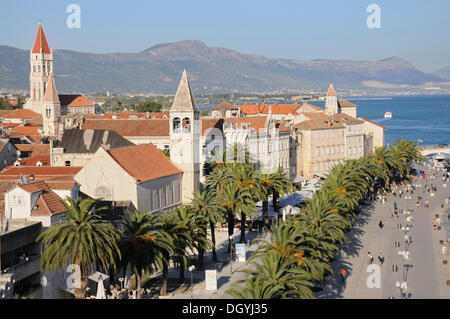 Vista della città, Waterfront, Città vecchia, Trogir, Croazia, Europa Foto Stock