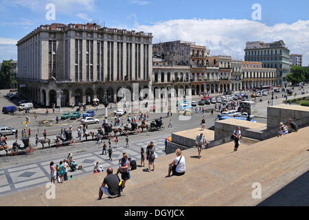 Fila di case di fronte al Campidoglio, paseo de marti, città vecchia, Havana, Cuba, dei Caraibi e America centrale Foto Stock