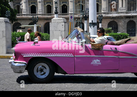 Classico auto parcheggiata di fronte al Capitol, avana, quartiere storico, Cuba, dei Caraibi e America centrale Foto Stock