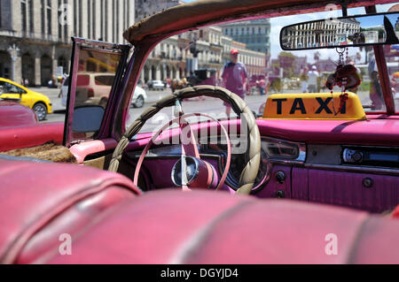 Classico auto parcheggiata di fronte al Capitol, avana, quartiere storico, Cuba, dei Caraibi e America centrale Foto Stock