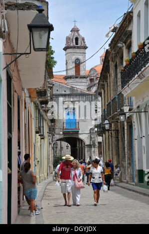 Vista in direzione di Plaza de la Catedral square, calle San Ignacio Street, Città dell Avana, quartiere storico, Cuba, dei Caraibi e America centrale Foto Stock