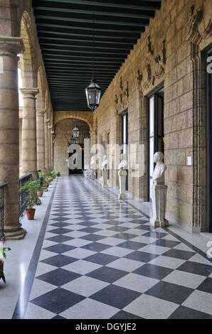 Portici presso il Palacio de los capitanes generales palace plaza de armas, avana, quartiere storico, Cuba, CARAIBI Foto Stock