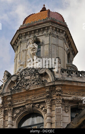 Statua sulla torre di hotel raquel, San Ignacio nella vecchia Havana, Cuba, dei Caraibi e America centrale Foto Stock