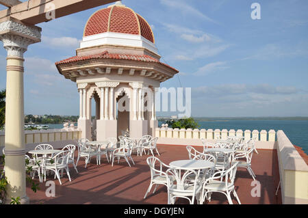 Vista sul mare dalla terrazza del Palacio del Valle, Punta Gorda penisola, Cienfuegos, Cuba, dei Caraibi e America centrale Foto Stock