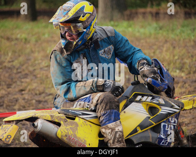 Stanco offroad motociclista tenendo breve pausa durante il rallye Endurance a Ruurlo, Gelderland, Paesi Bassi Foto Stock