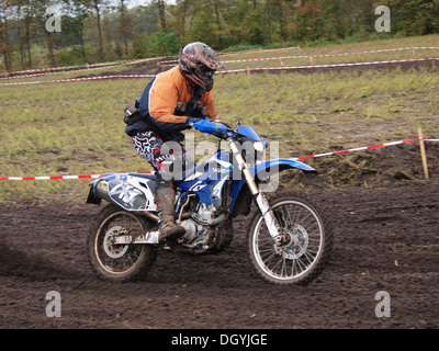 Uomo in sella alla sua Yamaha WRF450 motociclo su sterrato durante la quota annua di enduro rallye a Ruurlo, Gelderland, Paesi Bassi Foto Stock